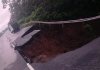 La humedad del suelo, derivado de la intensa lluvia de los últimos días, causó un hundimiento de tierra en el kilómetro 44 de la autopista Palín-Escuintla. Foto: Conred