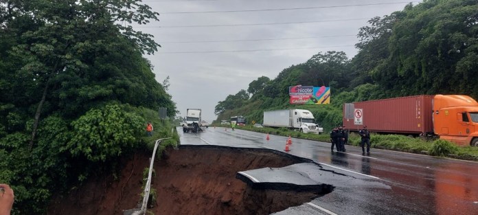 La autopista Palín-Escuintla presenta un hundimiento. (Foto: Conred)