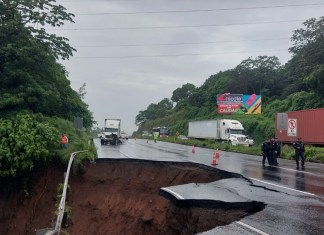 La autopista Palín-Escuintla presenta un hundimiento. (Foto: Conred)