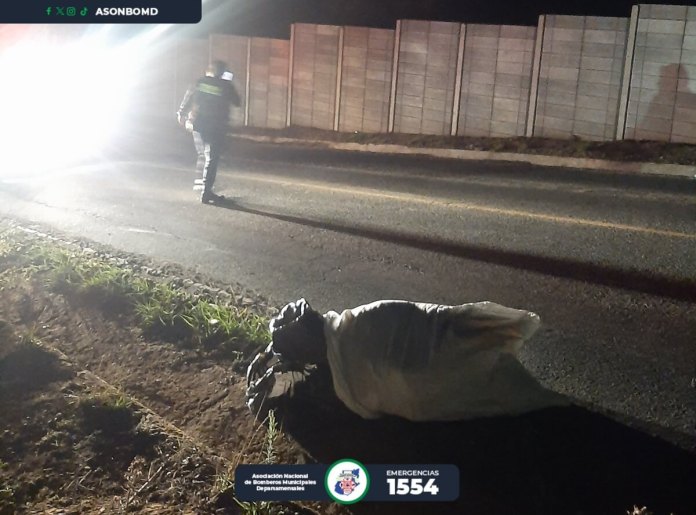 En la ruta a Santo Domingo Xenacoj fue localizado un cuerpo sin vida, envuelto en sÃ¡banas y dentro de un costal de plÃ¡stico. Foto: Bomberos Municipales Departamentales