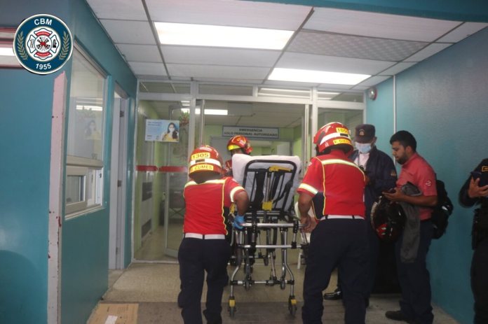 Víctima de asalto en el bulevar Austríaco resulta herido de bala. Es trasladado a un hospital. Foto: Bomberos Municipales