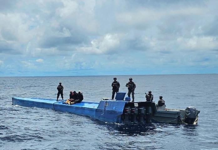 Autoridades salvadoreñas interceptan navío con droga. Foto: Nayib Bukele.