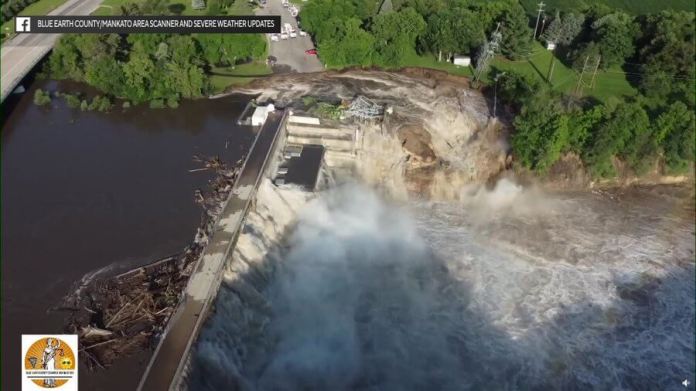 Presa Rapidan falla debido a inundaciones por el Río Blue Earth. Foto: Red social X de WCCO | CBS News Minnesota