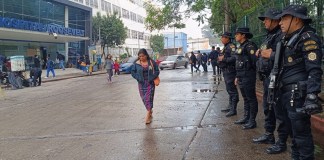 Agentes de PNC custodian el Hospital Roosevelt. (Foto: PNC)