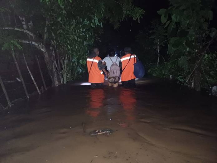 Autoridades rescatan a pobladores del sector Los Sánchez, aldea El Rosario, Champerico, Retalhuleu, en donde ocurrieron inundaciones de viviendas luego de la lluvia que se registró en el lugar. Foto: Conred