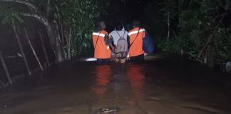 Autoridades rescatan a pobladores del sector Los Sánchez, aldea El Rosario, Champerico, Retalhuleu, en donde ocurrieron inundaciones de viviendas luego de la lluvia que se registró en el lugar. Foto: Conred