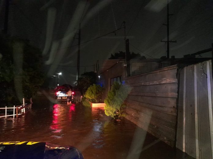 Varias viviendas resultaron inundadas en el asentamiento Eben-Eze, Palín, Escuintla. Foto: Conred