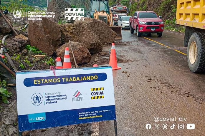 Personal de la Unidad de Conservación Vial (Covial) participa en las labores de limpieza del material que, tras un derrumbe, bloqueó el paso en la ruta CITO-180, a inmediaciones de Zunil, Quetzaltenango. Foto: Covia