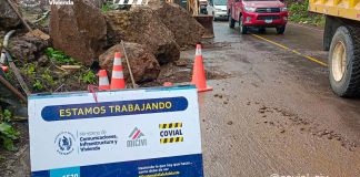 Personal de la Unidad de Conservación Vial (Covial) participa en las labores de limpieza del material que, tras un derrumbe, bloqueó el paso en la ruta CITO-180, a inmediaciones de Zunil, Quetzaltenango. Foto: Covia