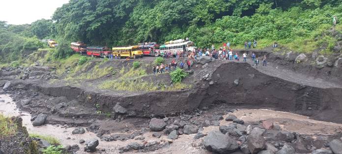 Las condiciones meteorológicas favorecen el descenso de lahares en la zona volcánica, asegura Conred. Foto: Conred