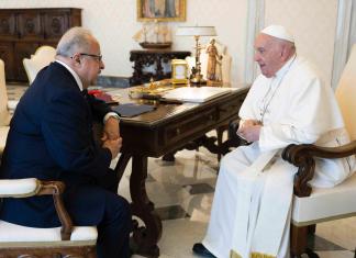 "Su Santidad, el Papa Francisco, recibió al canciller Carlos Ramiro Martínez, en el Palacio Apostólico del Vaticano, el pasado 20 de junio." Foto: Minex / La Hora.