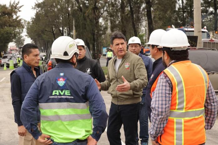 El alcalde capitalino, Ricardo Quiñónez, verificó los trabajos para rehabilitar la movilidad en el Anillo Periférico, así como el accidente de tránsito que se registró en el lugar. Foto: Municipalidad de Guatemala