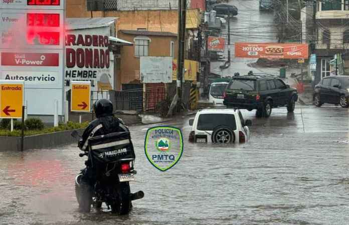 La Policía Municipal de Tránsito (PMT) de Quetzaltenanto muestra la inundación que se produjo en el puente Los Batanes. Foto: PMT Quetzaltenango