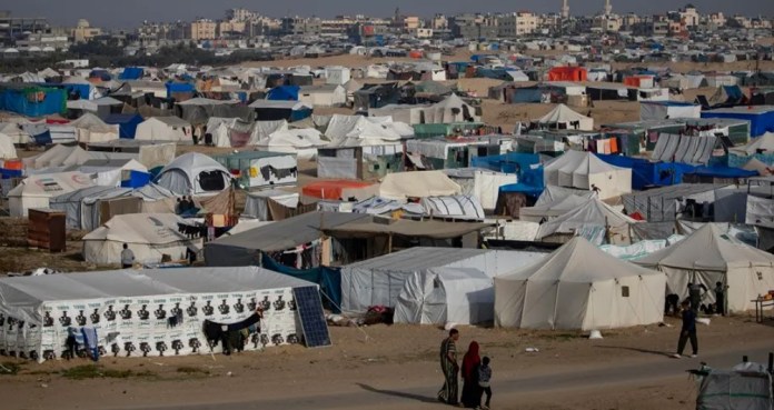 Vista de un campamento de palestinos desplazados en Rafah, en el sur de la Franja de Gaza, este sábado. EFE/Haitham Imad