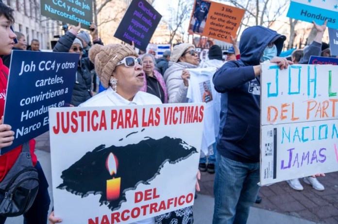 Fotografía de archivo de varias personas celebrando la decisión que declara culpable de tres cargos de narcotráfico y armas al expresidente de Honduras Juan Orlando Hernández (2014-2022), frente al tribunal federal del Distrito Sur de Manhattan en Nueva York (Estados Unidos). EFE/ Ángel Colmenares