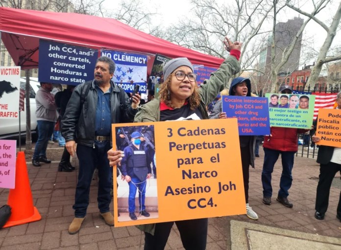 Fotografía de archivo de personas protestando contra Juan Orlando Hernández frente a un tribunal federal en Nueva York (EE. UU). EFE/Ruth E. Hernández