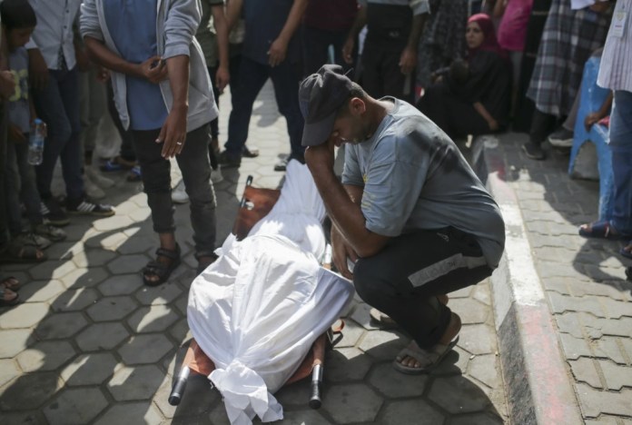 Palestinos lloran por los cuerpos de familiares muertos en un ataque aéreo israelí, afuera de la morgue del Hospital de los Mártires de Al-Aqsa en Deir al Balah, Franja de Gaza, el lunes 10 de junio de 2024. (Foto AP/Jehad Alshrafi)