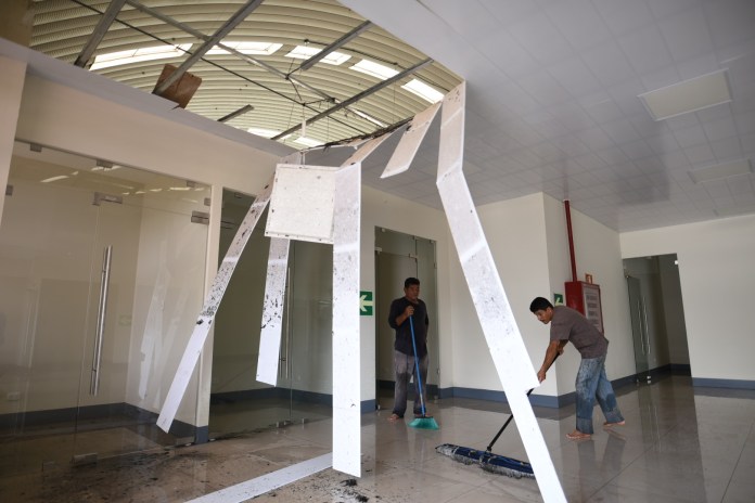 Sala de abordaje del Aeródromo San José, obra que ya fue finalizada, pero en donde el agua se filtra cada vez que llueve. Foto: La Hora / Fabricio Alonzo.