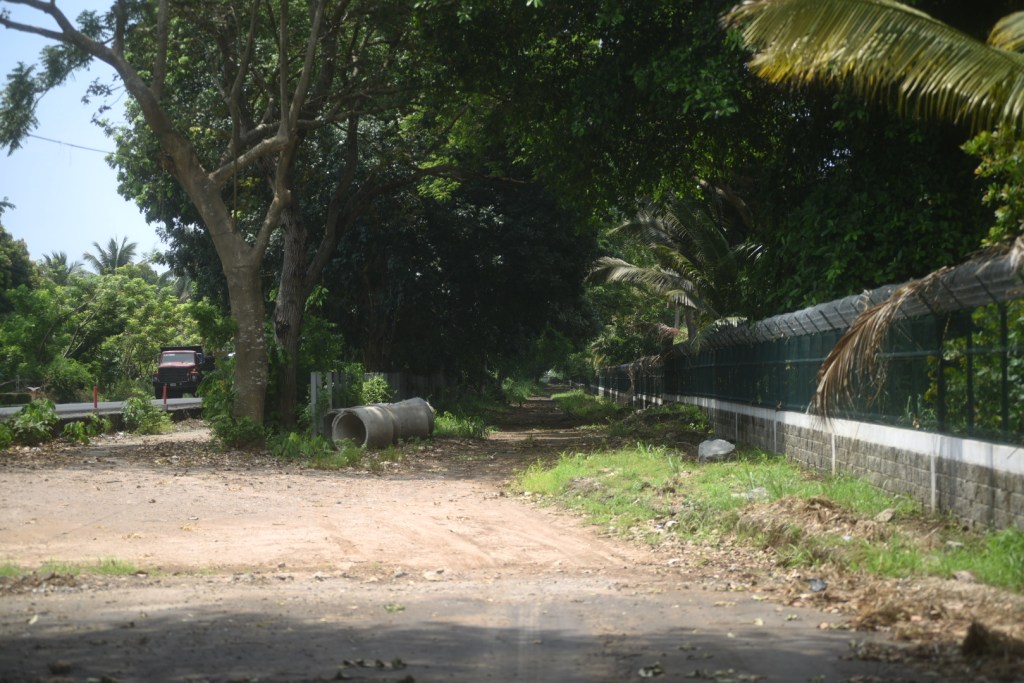 La calle de ingreso al Aeródromo se encentra en malas condiciones, pese a que para la urbanización ya se pagaron Q20 millones. Foto: La Hora / Fabrizio Alonzo.