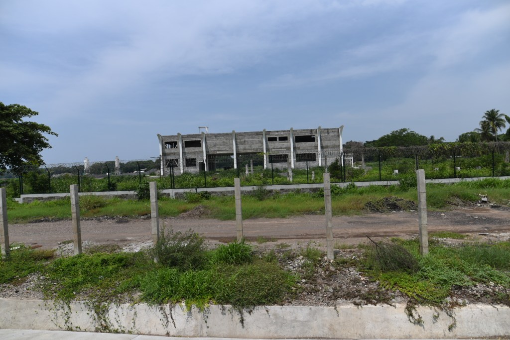 Como parte de los trabajos para ser certificado como un aeropuerto, se construye una estación de bomberos, cuya construcción está paralizada. Foto: La Hora / Fabrizio Alonzo.