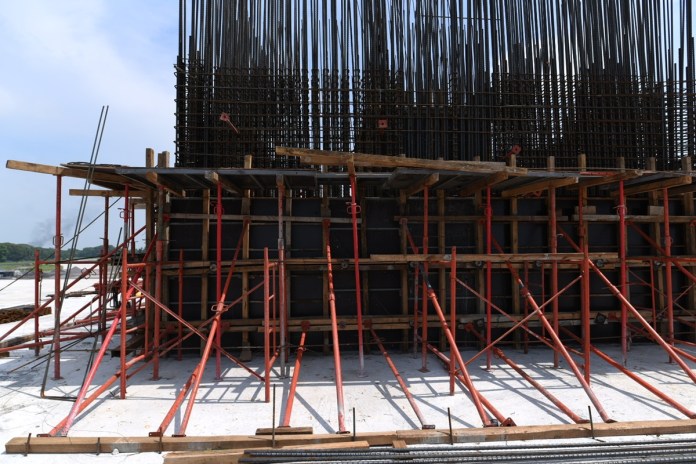 La torre de control que se construye en el Aeródromo parece avanzar de manera lenta. De ocho pisos, solo han comenzado con los primeros dos. Foto: La Hora / Fabricio Alonzo.