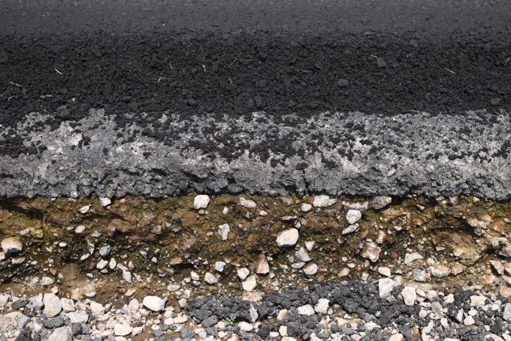 La pista de aterrizaje tiene 3 capas de asfalto, de 6 centímetros cada, y una longitud de 2 mil 200 metros. Foto: La Hora / Fabrizio Alonzo.