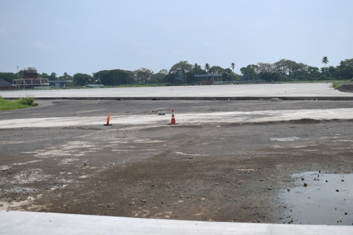 Dentro de los trabajos que están pendientes en la pista es la construcción de las conexiones con distintas áreas del aeródromo. Foto: La Hora / Fabricio Alonzo.