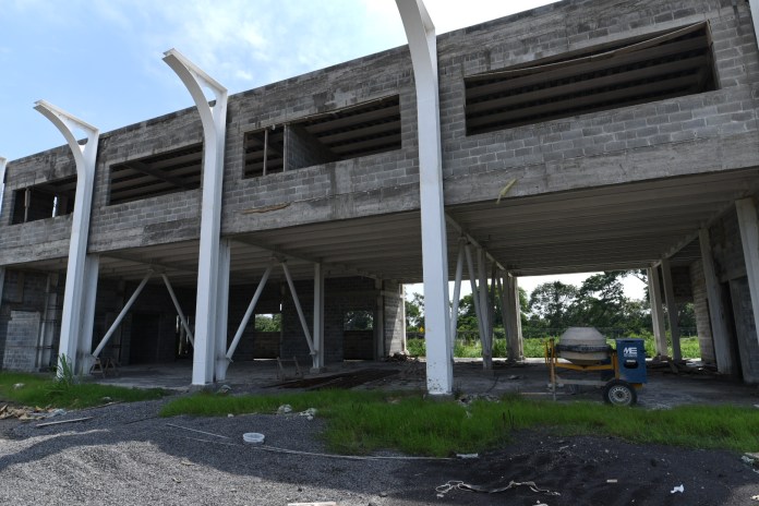 Máquinas abandonadas se observan en la estructura del edificio donde funcionaría la estación de Bomberos en el Aeródromo San José. Foto: La Hora / Fabrizio Alonzo.