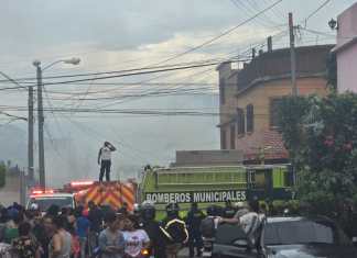 "Incendio estructural en la 36 av. Y 17 calle colonia Abril, zona 5 capitalina" Video: Sergio Osegueda / La Hora