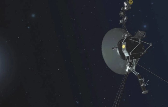 Esta ilustración proporcionada por la NASA muestra la Voyager 1. La nave espacial más distante de la Tierra dejó de enviar datos comprensibles en noviembre de 2023. El Laboratorio de Propulsión a Chorro en el sur de California anunció esta semana que los cuatro instrumentos científicos de la Voyager 1 están nuevamente en funcionamiento después de un problema técnico. en noviembre. (NASA vía AP, Archivo)