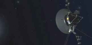 Esta ilustración proporcionada por la NASA muestra la Voyager 1. La nave espacial más distante de la Tierra dejó de enviar datos comprensibles en noviembre de 2023. El Laboratorio de Propulsión a Chorro en el sur de California anunció esta semana que los cuatro instrumentos científicos de la Voyager 1 están nuevamente en funcionamiento después de un problema técnico. en noviembre. (NASA vía AP, Archivo)