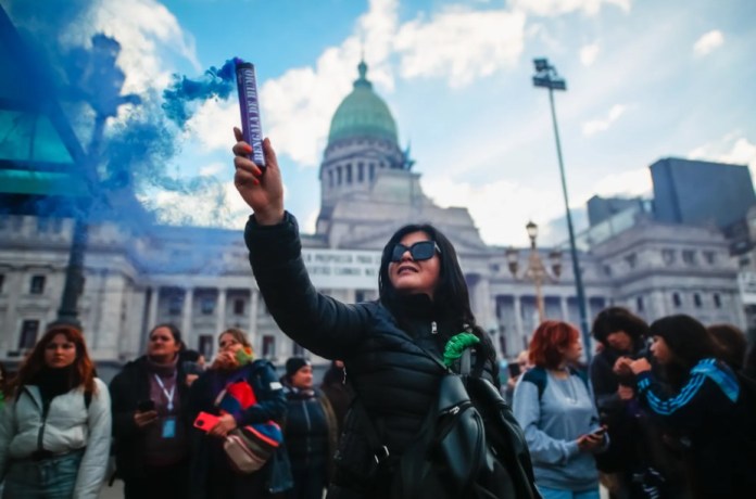 Una mujer participa en la marcha 'Ni una menos' cuya actividad central se realizara frente al Congreso Nacional, en Buenos Aires (Argentina). EFE/ Juan Ignacio Roncoroni