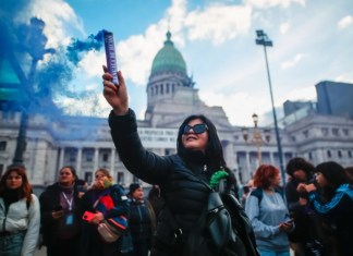 Una mujer participa en la marcha 'Ni una menos' cuya actividad central se realizara frente al Congreso Nacional, en Buenos Aires (Argentina). EFE/ Juan Ignacio Roncoroni