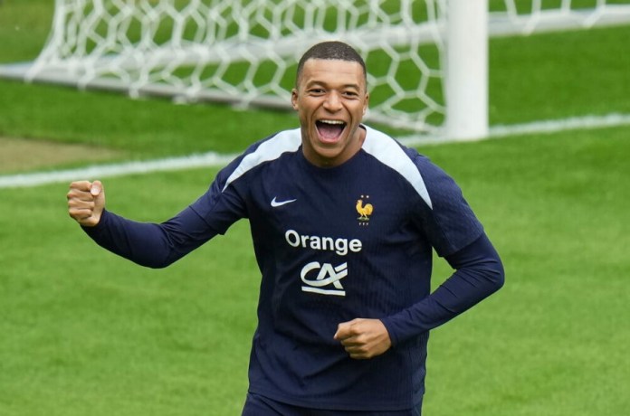 El francés Kylian Mbappé hace gestos durante una sesión de entrenamiento en Paderborn. (Foto AP/Hassan Ammar)