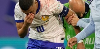Kylian Mbappé se tapa la nariz después de sufrir una lesión durante un partido del Grupo D entre Austria y Francia. (Foto AP/Martin Meissner)