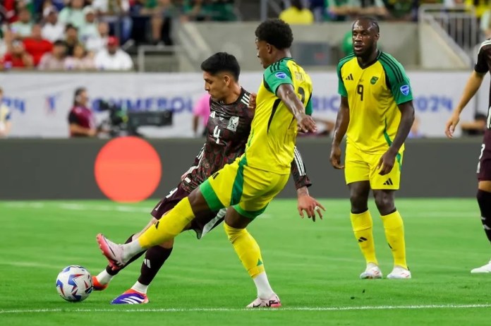 Demarai Gray de Jamaica (d) y Edson Alvarez de México durante la Copa América 2024. EFE/EPA/LESLIE PLAZA JOHNSON