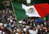 Un hombre ondea una bandera mexicana. AP - Eduardo Munoz Avarez