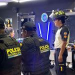 Policías y bomberos inspeccionan el interior de la barbería donde ocurrió el hecho. Foto: Bomberos Voluntarios.