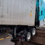 Un camión quedó atrapado en el hoyo. (Foto: Conred)