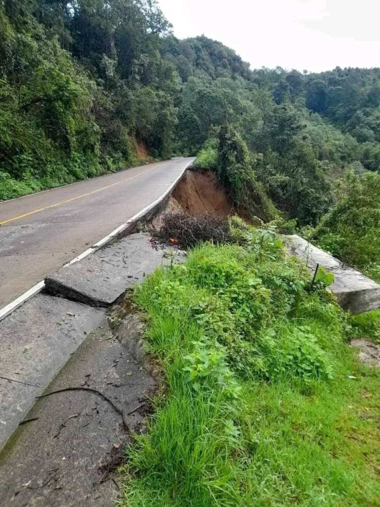 Bajo la carretera se formó un hoyo por un desprendimiento de tierra. (Foto: Municipalidad de Santa Clara La Laguna)