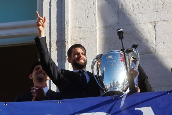 El capitán del Real Madrid, Nacho Fernández saluda a los aficionados desde del balcón de la Real Casa de Correos en foto de archivo de Rodrigo Jiménez. EFE