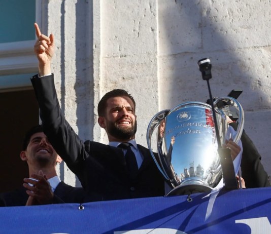 El capitán del Real Madrid, Nacho Fernández saluda a los aficionados desde del balcón de la Real Casa de Correos en foto de archivo de Rodrigo Jiménez. EFE