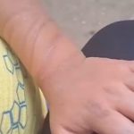 Agentes de la Policía Nacional Civil (PNC) encontraron a un menor de 3 años en el interior de su vivienda, con las manos atadas hacia la espalda, con un alambre y "evidentes" signos de maltrato físico. Foto: Captura de pantalla