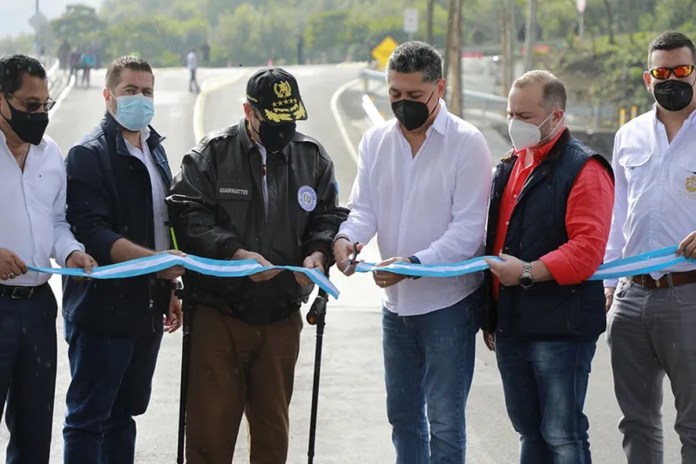 Giammattei inaugura el puente Cuto, nombre con el que fue bautizado en honor a Jairo Ponce, amigo de Miguel Martínez. Foto: Presidencia