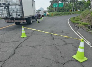 Cierre de la autopista Palín-Escuintla a la altura del kilómetro 56 desviando únicamente transporte pesado hacia la antigua carretera", Foto: Dalia Santo PMT / La Hora.