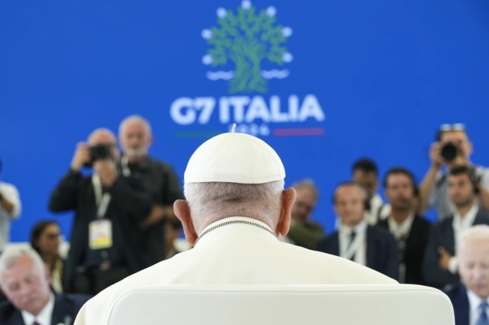 El Papa Francisco participa en una sesión de trabajo sobre IA, energía, África y Medio Oriente en el G7, el viernes 14 de junio de 2024, en Borgo Egnazia, cerca de Bari, en el sur de Italia. (Foto AP/Alex Brandon)