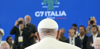 El Papa Francisco participa en una sesión de trabajo sobre IA, energía, África y Medio Oriente en el G7, el viernes 14 de junio de 2024, en Borgo Egnazia, cerca de Bari, en el sur de Italia. (Foto AP/Alex Brandon)