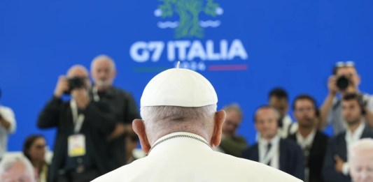 El Papa Francisco participa en una sesión de trabajo sobre IA, energía, África y Medio Oriente en el G7, el viernes 14 de junio de 2024, en Borgo Egnazia, cerca de Bari, en el sur de Italia. (Foto AP/Alex Brandon)