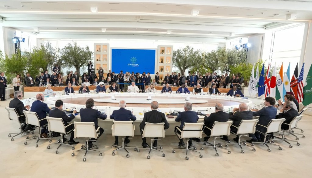 Los líderes mundiales del G7 y otros líderes de los países invitados asisten a una sesión de trabajo sobre Inteligencia Artificial (IA), Energía, África-Mediterráneo, el segundo día de la 50.ª cumbre del G7 en Borgo Egnazia, sur de Italia, el viernes 14 de junio de 2024. ( Christopher Furlong/Pool Photo vía AP)