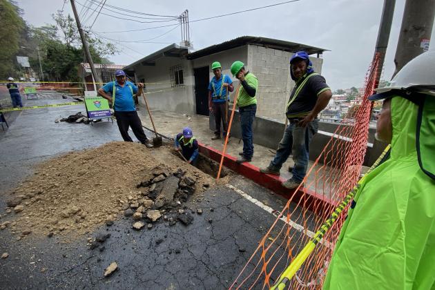 Personal de la Municipalidad de Guatemala trabaja en el área del hundimiento que se formó en la colonia Santa Rosita, zona 16. Foto: José Orozco